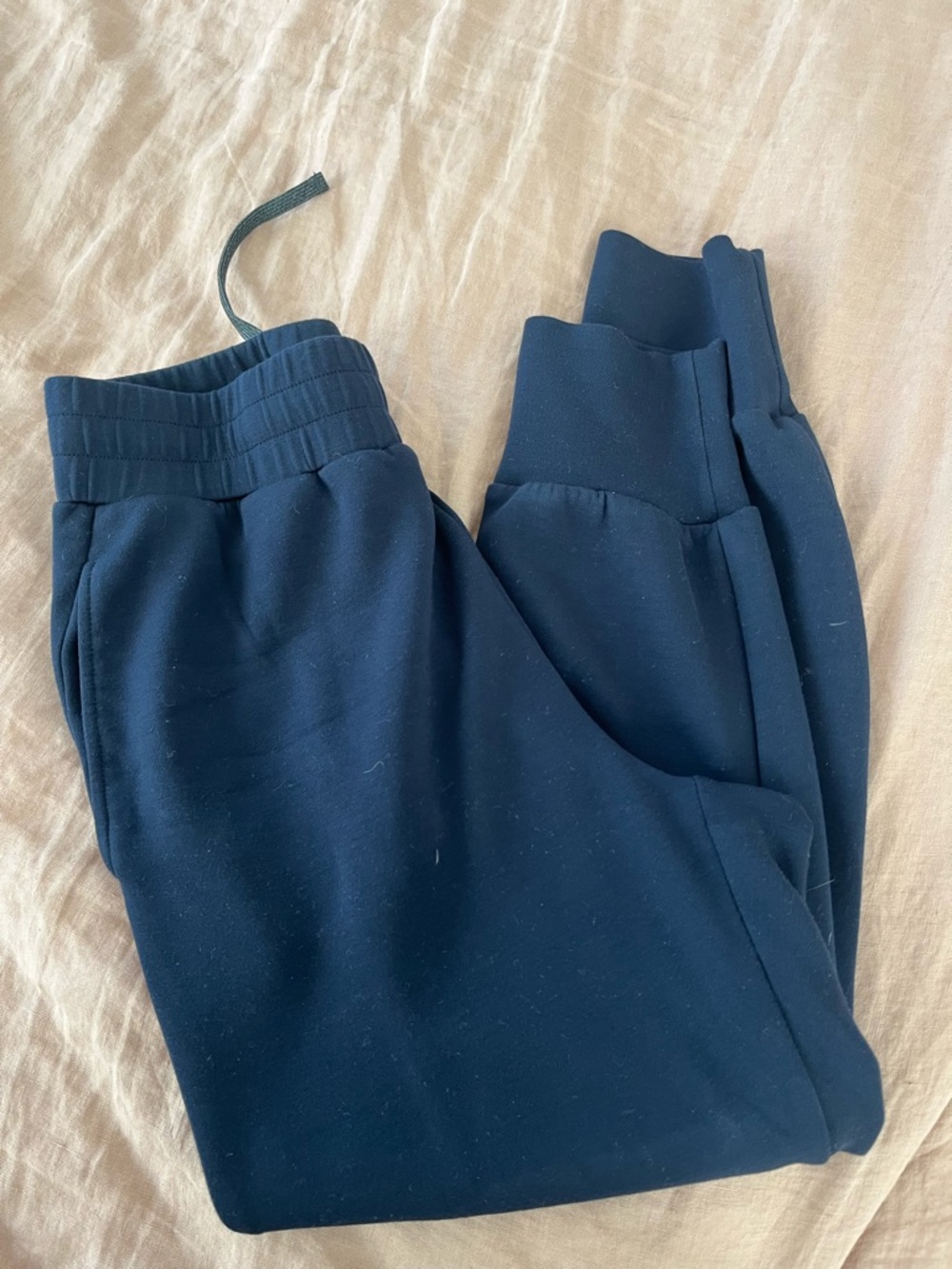 Women’s Varley the slim cuff pant size small navy.